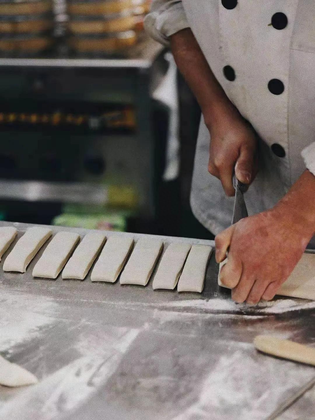 探店：从早晨开到深夜的点心食堂，老饕们都馋这里的烧饼油条(图16)
