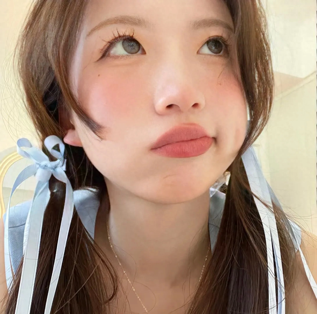 他拎着手里乱动的宝宝 扔到它面前：“你的儿子，也是我的。”(图1)