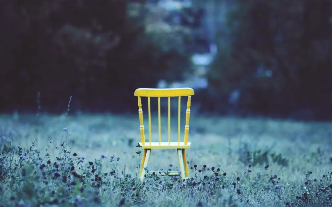 表示爱人不在身边想念的句子：思念如潮，相隔千里也牵挂着(图1)