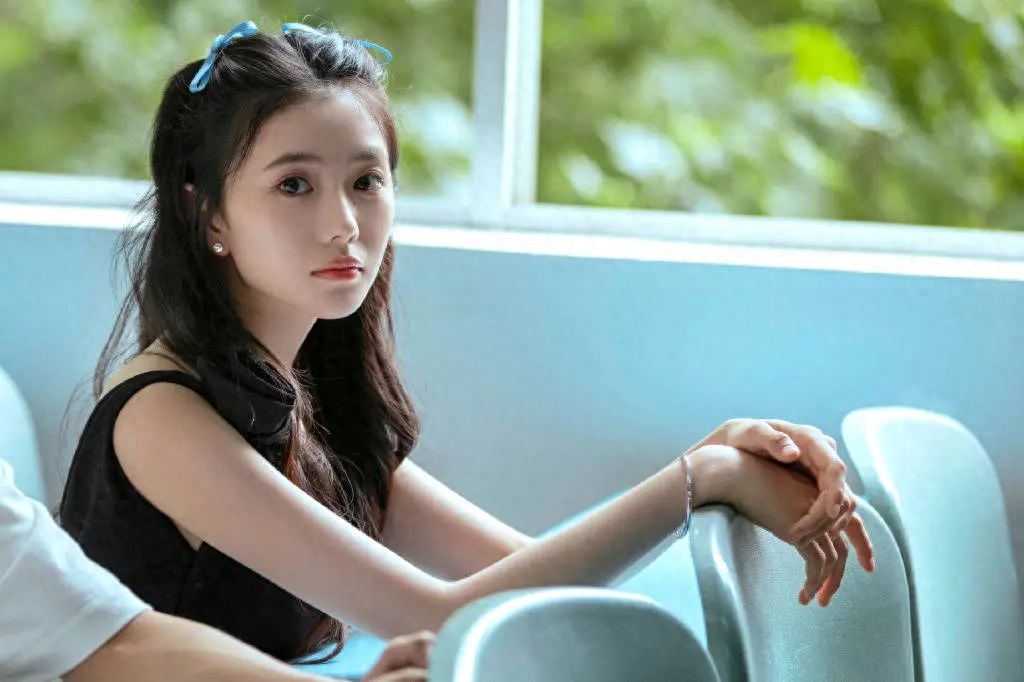 刘浩存重回校园！《念念相忘》宣传火热，清纯青春气息弥漫！(图2)