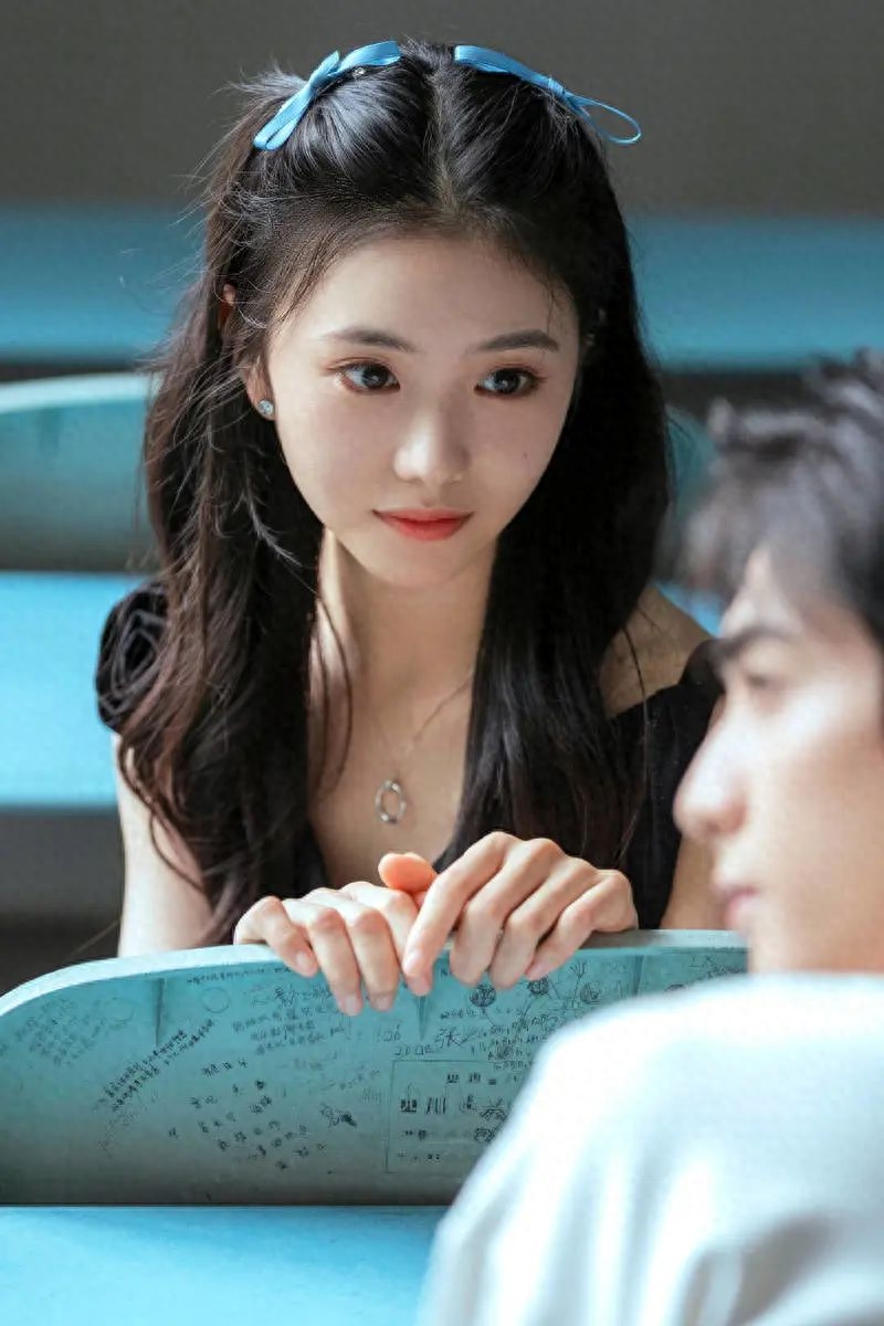 刘浩存重回校园！《念念相忘》宣传火热，清纯青春气息弥漫！(图3)