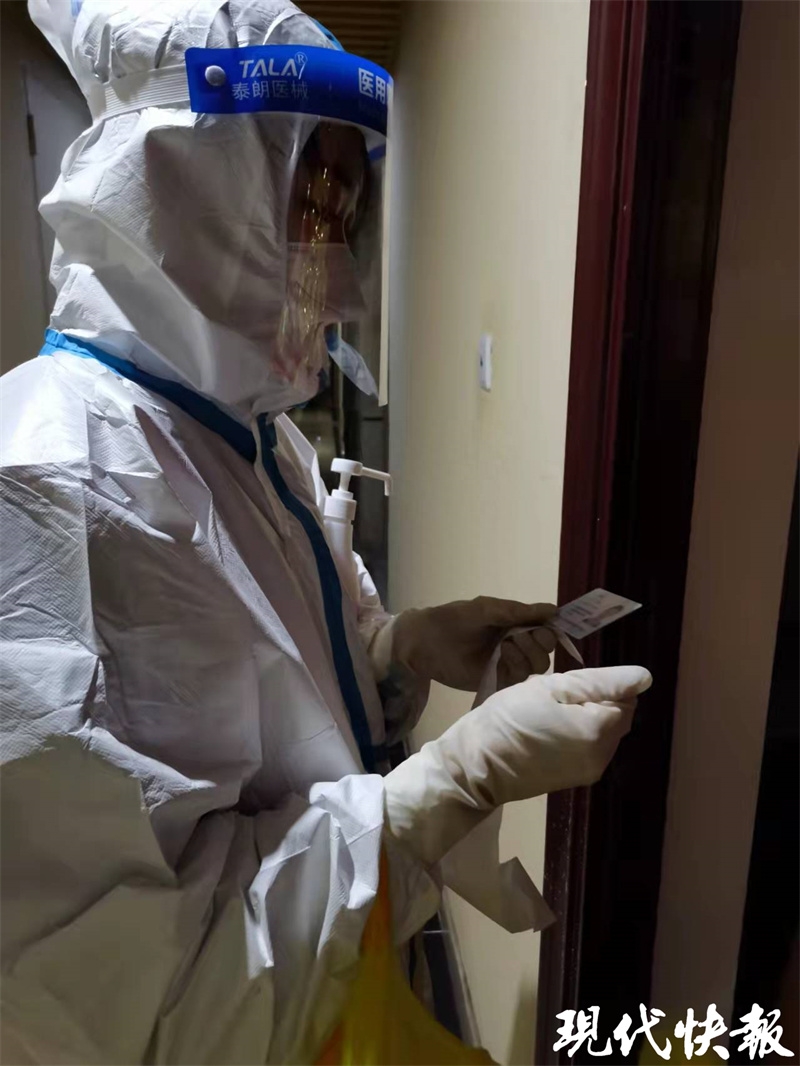 进封控区上门做核酸，这位“大白”戴手套手指还敲破皮……(图1)