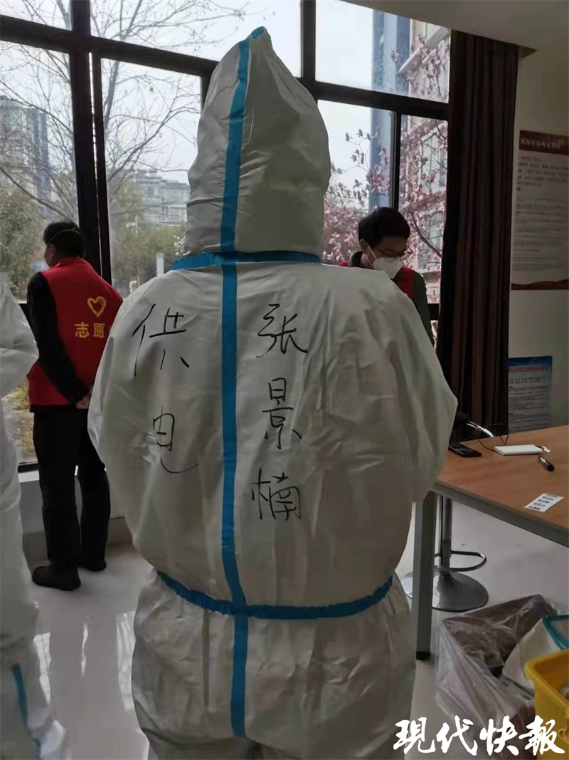 进封控区上门做核酸，这位“大白”戴手套手指还敲破皮……(图2)