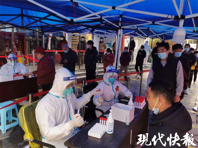 进封控区上门做核酸，这位“大白”戴手套手指还敲破皮……(图4)